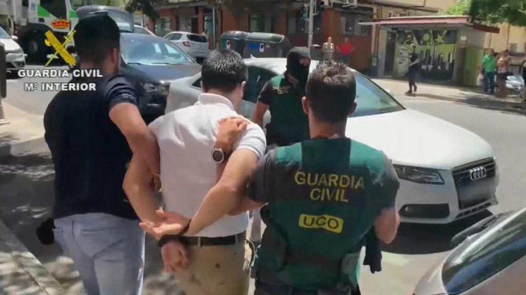 Imagen de la Guardia Civil deteniendo a ciberestafadores